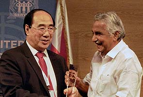 Opposition leader VS Achuthanandan wants Kerala Chief Minister Oommen Chandy to return UN award