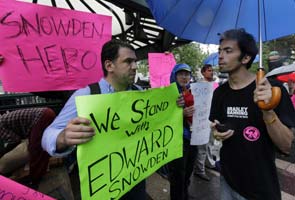 Edward Snowden meets rights activists at Moscow airport