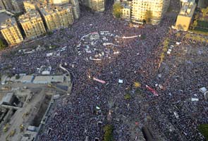 Egypt warns sit-ins as weekend death toll climbs 