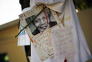 Ailing Nelson Mandela still able to unite South Africans 