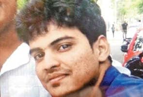 21-year-old sends SMS to friends, shoots self with father's pistol