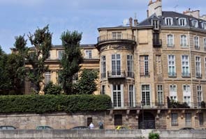 Fire partially destroys landmark Paris mansion 
