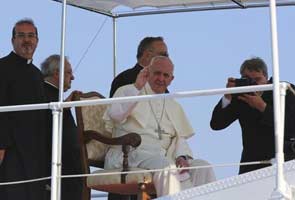 Pope Francis commemorates dead migrants at Lampedusa