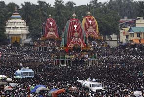 Priests ban foreigners from climbing Puri chariots