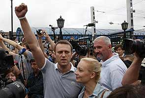Alexei Navalny returns to Moscow a hero, will push ahead with mayor bid