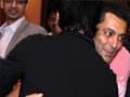 Salman Khan, Shah Rukh Khan end feud, hug each other at Mumbai iftar party