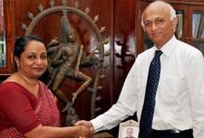 Foreign Secretary Ranjan Mathai hands over charge to Sujatha Singh