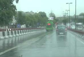 Early morning showers bring down temperatures in Delhi