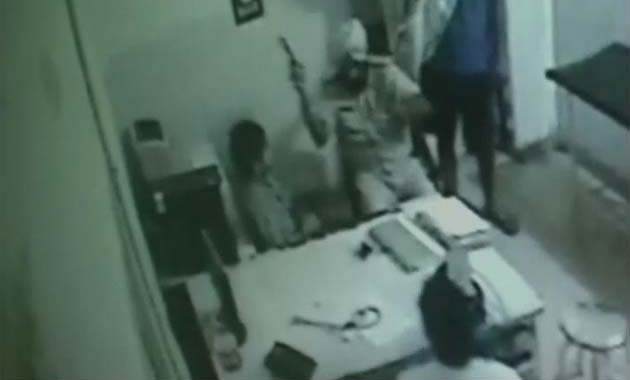 Police officer, allegedly drunk, tries to shoot doctor in hospital