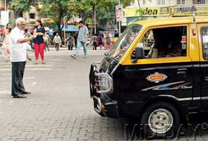 73-year-old spends two hours a day managing traffic in Mumbai 