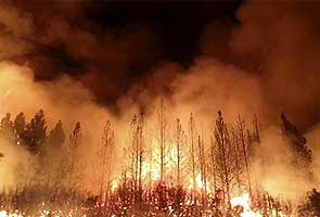Huge California wildfire spreads into Yosemite