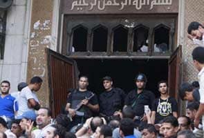 Egypt forces 'clear' Cairo mosque after clashes; 800 killed in violence so far