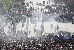 Egypt Islamists vow new demos as security forces besiege mosque; 80 dead in clashes