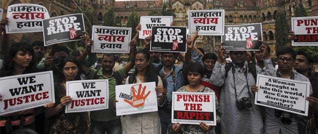 Mumbai gang-rape: phone used to take her photos is missing