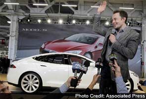 Tesla's chief shows off high-speed train plan Hyperloop