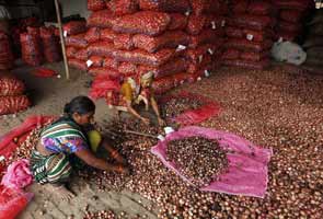 MNS sells onions in protest against price rise