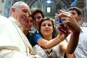 First papal 'selfie' goes viral on social media