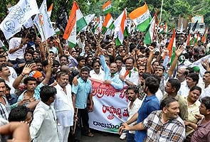 Seemandhra protestors attack Telangana MP at Tirupati