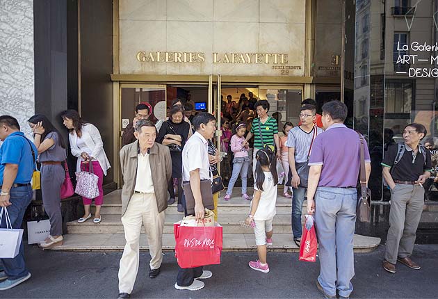 Chinese tourists spend, and offend, freely 