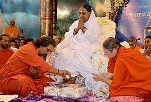 India's 'hugging saint' Mata Amritanandamayi celebrates 60th birthday-with hugs