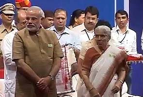 Warring Narendra Modi and Gujarat Governor share the stage