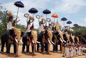 President Pranab Mukherjee greets people on Onam 