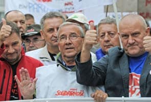 100,000 Poles in anti-govt march, threaten strike 
