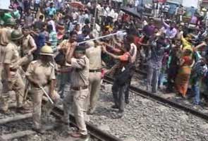 Seven policemen injured while lifting railway blockade in West Bengal