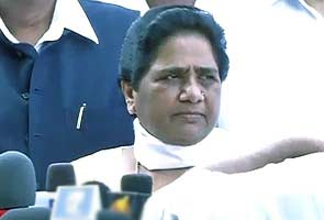 Mayawati meets Pranab Mukherjee, demands President's Rule in Uttar Pradesh