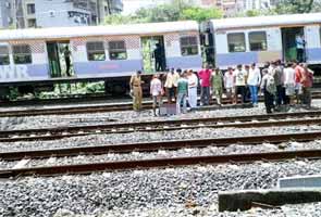 On way back from school, he fell off the train in Mumbai