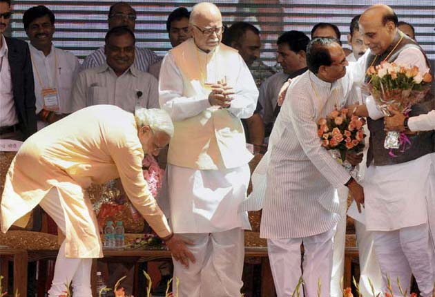 At Bhopal rally, Narendra Modi touches LK Advani's feet, but veteran looks away