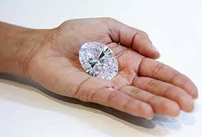Auctioneer shows off 118-carat diamond in New York City 