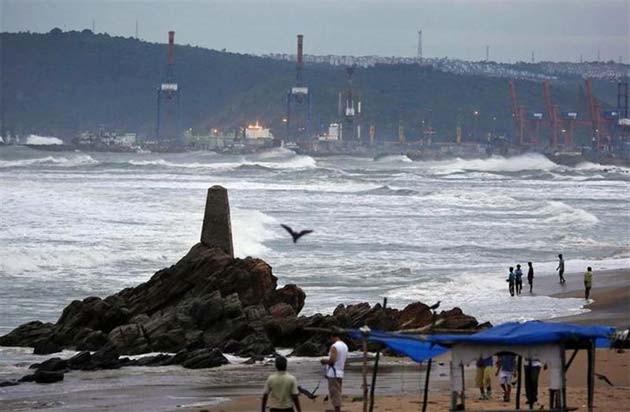 Rain and wind batter east coast as cyclone Phailin barrels down