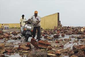 Cyclone Phailin pounds India, rescue workers start to assess damage