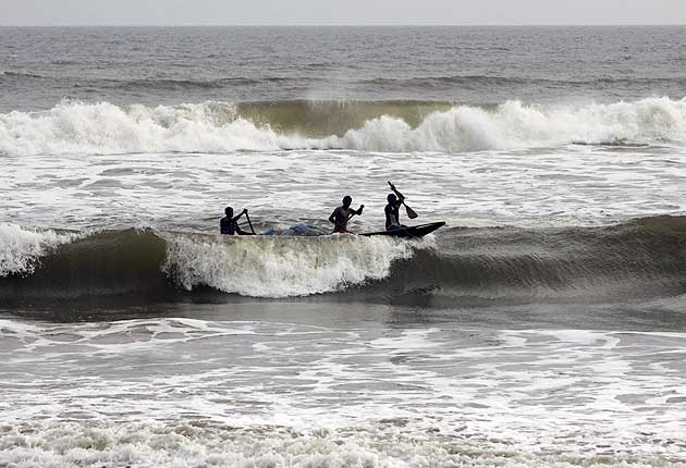 Cyclone Phailin approaches Andhra Pradesh, Odisha with wind speed of 200 km per hour