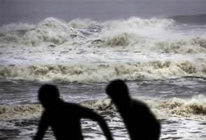 Jayalalithaa presents Rs 1 lakh to 18 fishermen who survived Cyclone Phailin