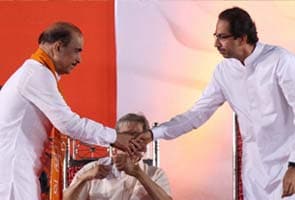 Shiv Sena leader Manohar Joshi booed off stage at party's Dussehra rally