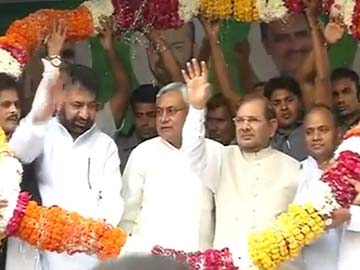 Nitish Kumar, Mulayam Singh Yadav, Left meet fuels 'Third Front' speculation