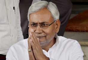 Nitish Kumar takes Left for state poll alliance, keeps Congress guessing on 2014