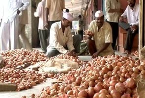 Poll panel allows Delhi government to sell onions at cheaper rate