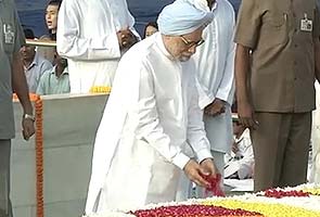 Prime Minister, Sonia Gandhi pay tribute to Mahatma Gandhi