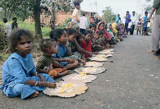 Cyclone Phailin: waiting for relief from government, villagers turn highway into community kitchen
