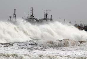 Red alert issued as cyclone Phailin nears Odisha, Andhra Pradesh