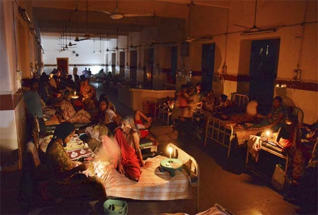 Seemandhra power employees 'temporarily' call off strike; no going back on Telangana, says Shinde
