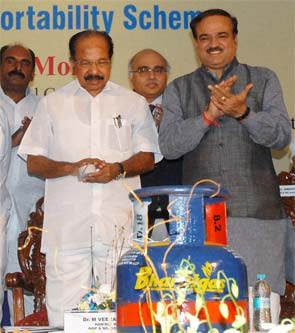 Veerappa Moily unveils five kg cooking gas cylinder in Bangalore