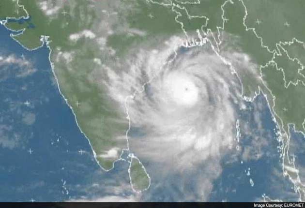 Heavy rain lashes Odisha as Cyclone Phailin advances