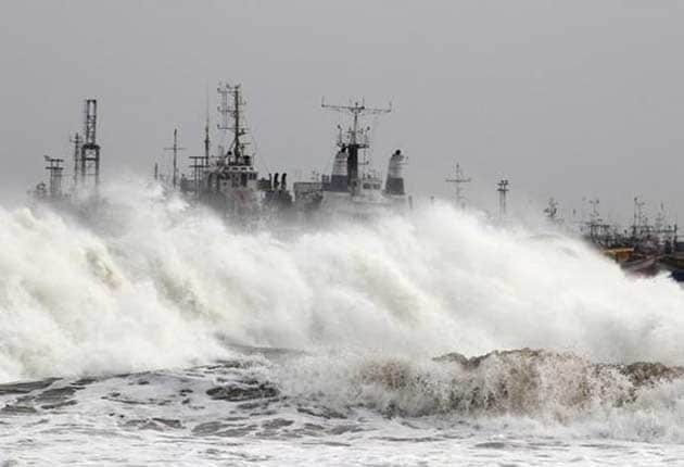 As Cyclone Phailin approaches, over three lakh evacuated in Odisha