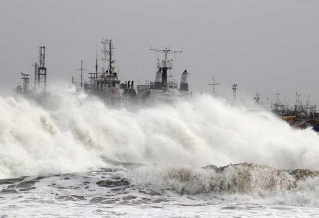 As Cyclone Phailin approaches, over three lakh evacuated in Odisha