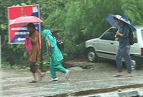 Morning rain brings Delhi to standstill Morning rain brings Delhi to standstill