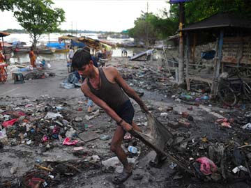 Spiritual group vows to clean up Ganga in five years